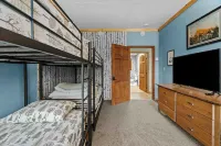 Private indoor pool & hot tub, 10 minutes to Gore, 25 minutes to Lake George