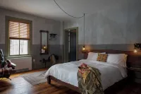 Howland House - Inns