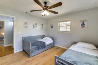 Lake Jackson Retreat w/ Lanai & Large Yard! - Wifi