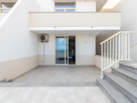 附空調和海景露台的公寓