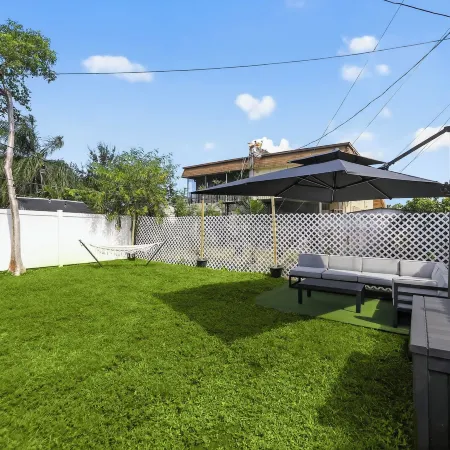 3-BDR Guitar House, Walk to Casino, located close to EVERYTHING
