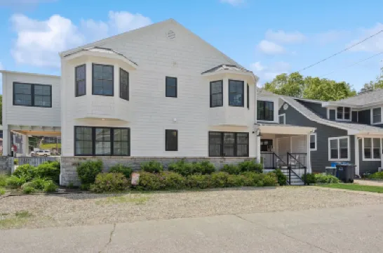 100 Steps to Lake Michigan Beach, Private Paved Courtyard, Gas Fire Pit. Hôtels à : 