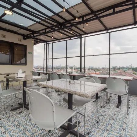 Urbanview Hotel Cantee Halim Perdanakusuma by RedDoorz Отели рядом с достопримечательностью «Торговый центр Cibubur Junction»