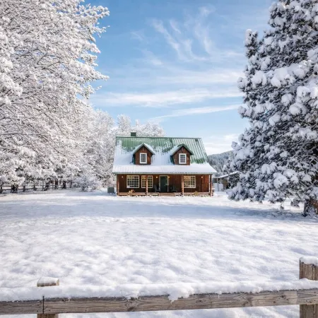 Farmhouse in Plain 2 Bedroom Home by NW Comfy Cabins by RedAwning
