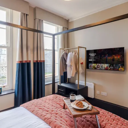 Pembroke House | 1 Bed apartment | Four Poster