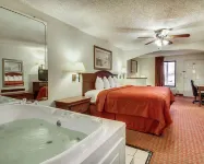 Quality Inn & Suites Clinton - Jackson West - parking