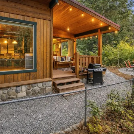 Rivers Edge 2 Bedroom Home by NW Comfy Cabins by RedAwning