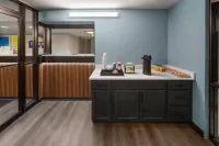 Days Inn by Wyndham Kansas City Northeast - breakfast