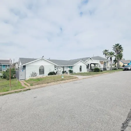 Galveston beach house - 1 block from the beach