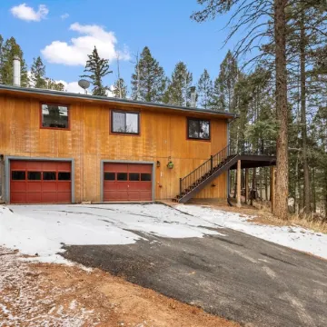 Bear Paw Haven-nestled in the trees. Pet & family friendly. HOT TUB, Free WiFi