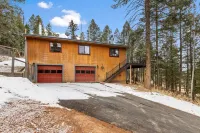 Bear Paw Haven-nestled in the trees. Pet & family friendly. HOT TUB, Free WiFi