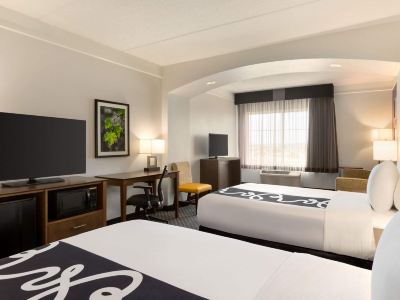 La Quinta Inn & Suites by Wyndham Arlington North 6 Flags Dr