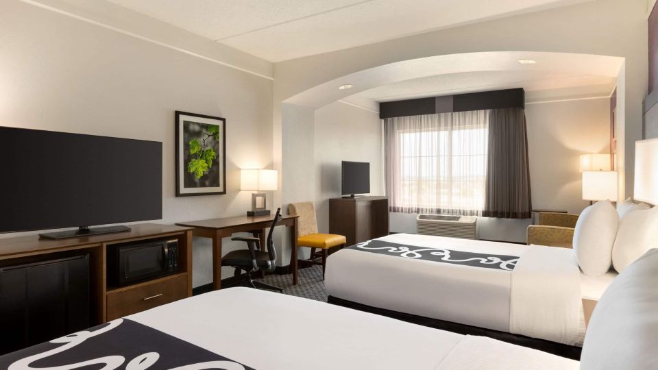 La Quinta Inn & Suites by Wyndham Arlington North 6 Flags Dr