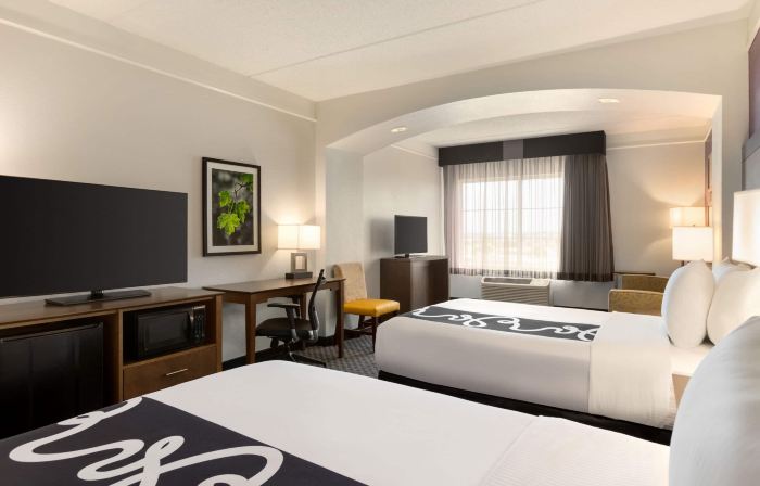 La Quinta Inn & Suites by Wyndham Arlington North 6 Flags Dr