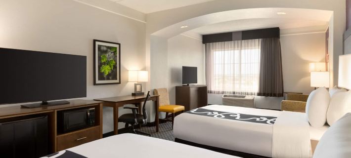La Quinta Inn & Suites by Wyndham Arlington North 6 Flags Dr Hotels in Arlington