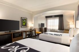 La Quinta Inn & Suites by Wyndham Arlington North 6 Flags Dr