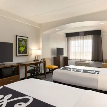 La Quinta Inn & Suites by Wyndham Arlington North 6 Flags Dr