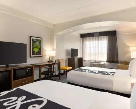 La Quinta Inn & Suites by Wyndham Arlington North 6 Flags Dr Hotels in Arlington