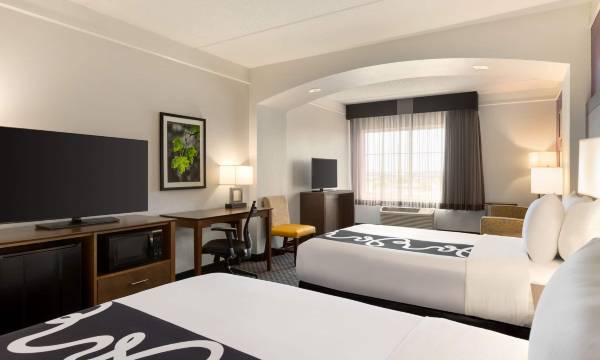 La Quinta Inn & Suites by Wyndham Arlington North 6 Flags Dr