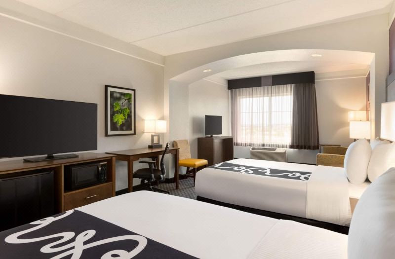 La Quinta Inn & Suites by Wyndham Arlington North 6 Flags Dr