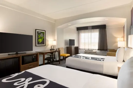 La Quinta Inn & Suites by Wyndham Arlington North 6 Flags Dr