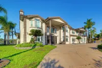 Expansive Riverside Mansion! Luxe, Family Friendly - Homestays
