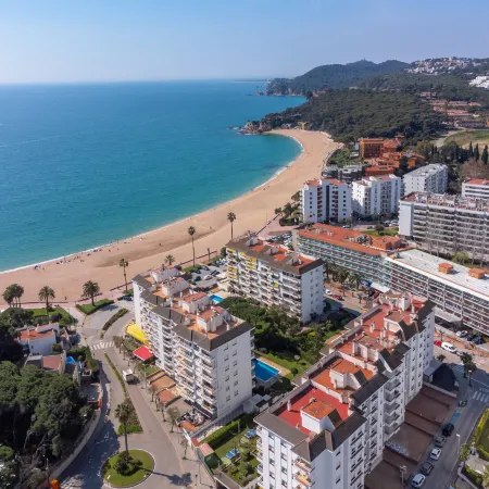 Apartamento familiar con piscina junto a la playa
