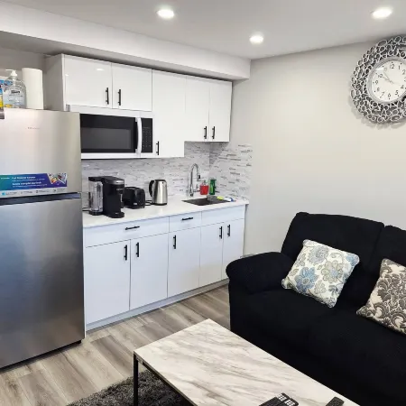 Cozy Two Bedrooms Basement Suite