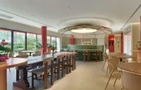 GO Hotel Nakhon Sawan - parking