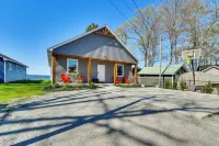 Houghton Lake Getaway: Dock, Foosball & Yard! - Wifi