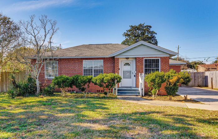 4 Mi to NAS Pensacola! Family Getaway w/ Pool