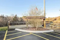 Super 8 by Wyndham Kingsport /I-81 - parking