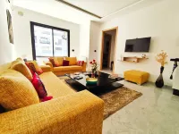 Arty & Cozy Modern Apartment  Near Lake & Airport - 3-Star
