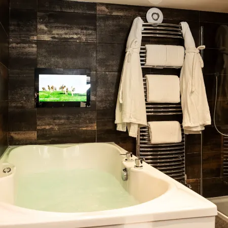 The Howbeck & the Retreat Incl Off-Site Health Club and Parking EV Point Available