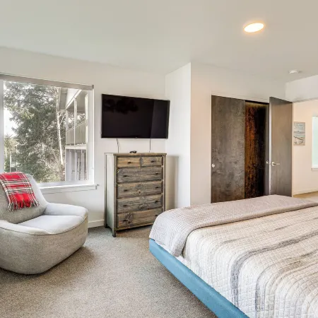 Depoe Bay Townhome w/ Deck & Stunning Ocean Views!