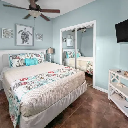 1BR Quaint First Floor 3 min Walk to Beach