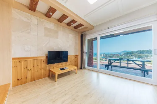 Blue (Blue Road Town Pension) - 4-Star