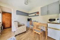 Studio Retreat Sleeps 1 - Parking & Wifi - 2-Star