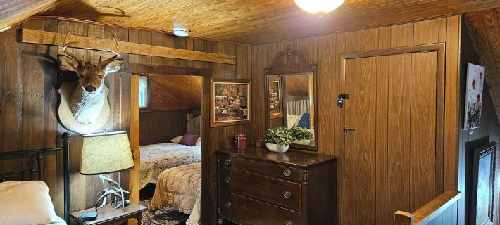 Historic pet friendly cabin with shooting range, and ATV trails on 80 acres. Hoteles en Condado de Frederick