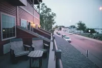 Riverhouse Inn on Water Street - parking