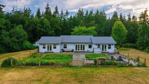 Edgefield Farmhouse by Avantstay 5-Acre Estate Private Trail Access + Hot Tub + Fire Pit + Views - 4-Star