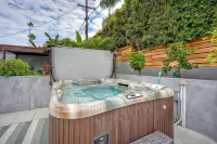 Family-friendly summer vacation home with big hot tub 2 blocks from beach. - อ่างจากุชชี่