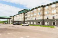 Sandman Hotel Red Deer - ที่มีสระว่ายน้ำ