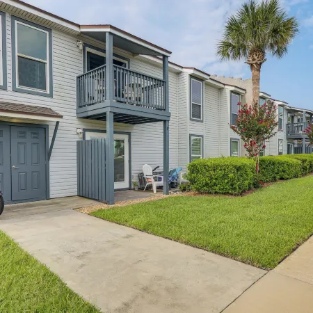 < Half-mi to Fort Clinch Beach! Condo w/ Balcony