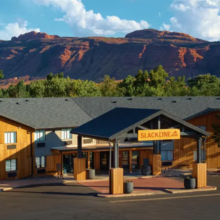 Slackline Moab, Outset Collection by Hilton