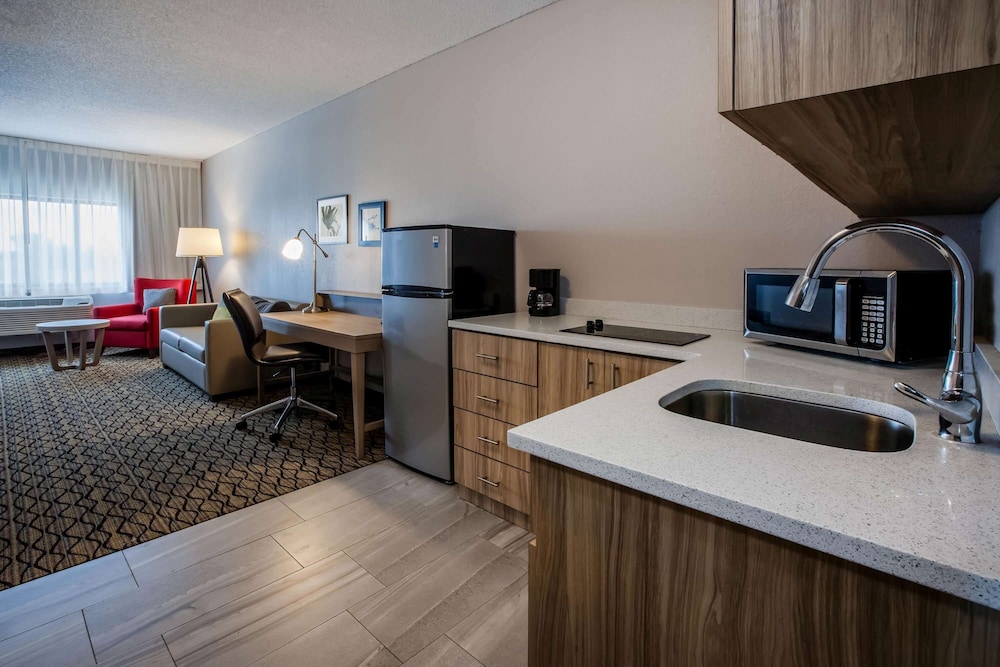 Days Inn & Suites by Wyndham Rochester Hills MI