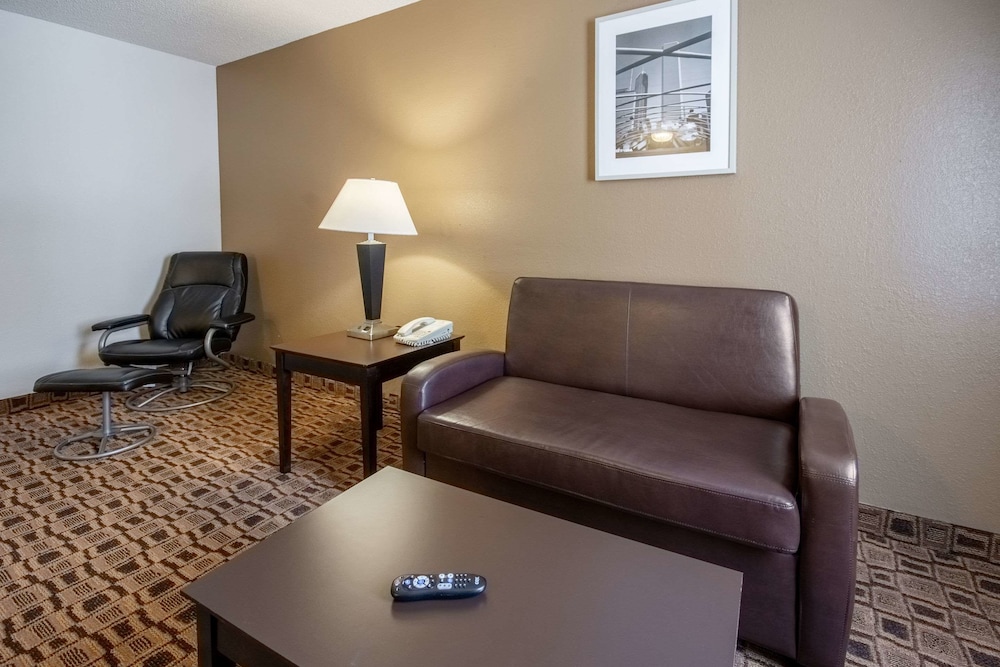 Quality Suites Airport Wichita