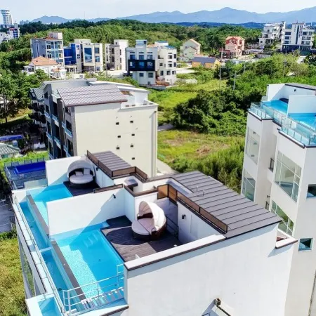 Gangneung Lamiacasa Pool Villa Отели рядом с достопримечательностью «Фантазийный музей чашек»