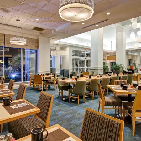 Hilton Garden Inn Toronto/Mississauga Отели рядом с достопримечательностью «Торговый центр Square One»
