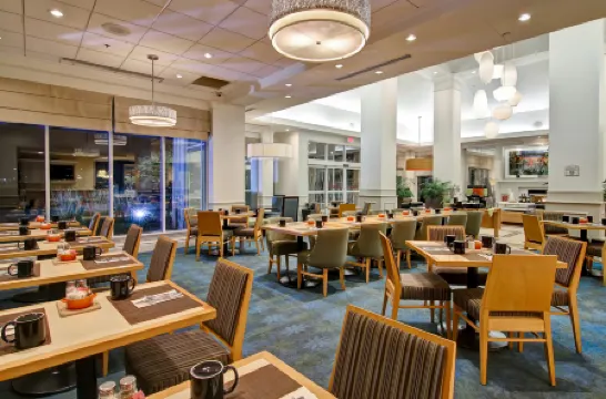 Hilton Garden Inn Toronto/Mississauga Отели рядом с достопримечательностью «Библиотека Кортнипарк»